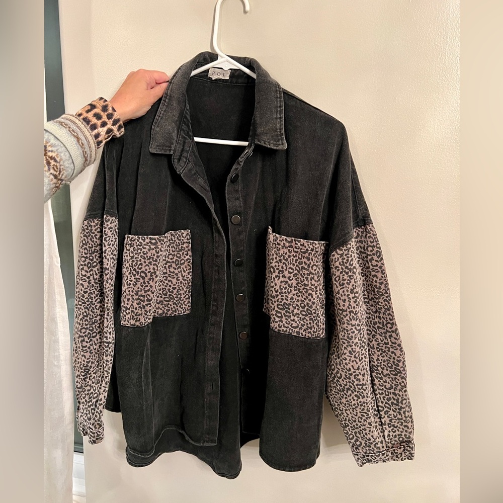 DRESSED IN LALA vintage boutique shacket in leopard